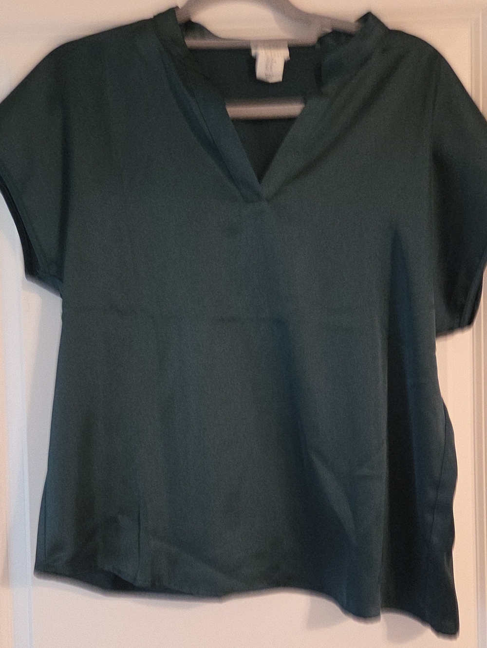 🔥NWOT- Nicole Miller Dark Green Split-Neck Short Sleeve Top
